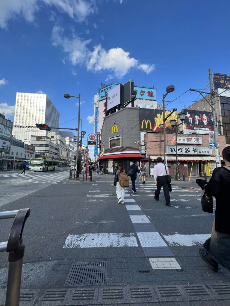 マクドナルドの方向へ横断歩道を渡る